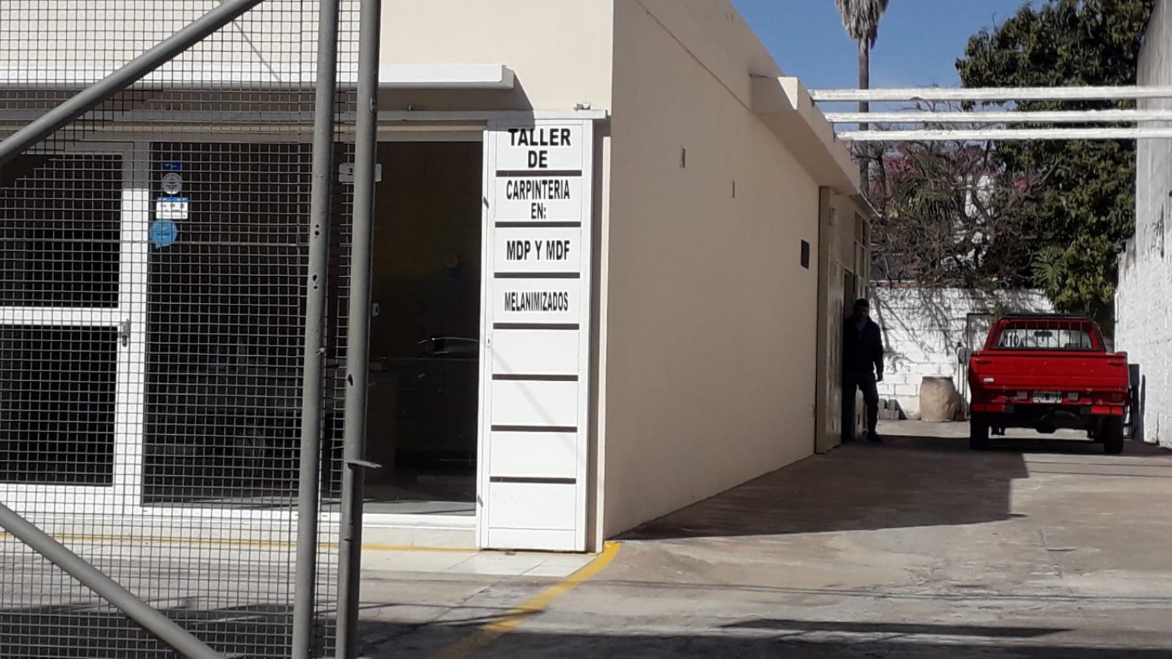 Alquilo Local sobre Av. Fuerza Aerea 3800 (Ruta 20) 