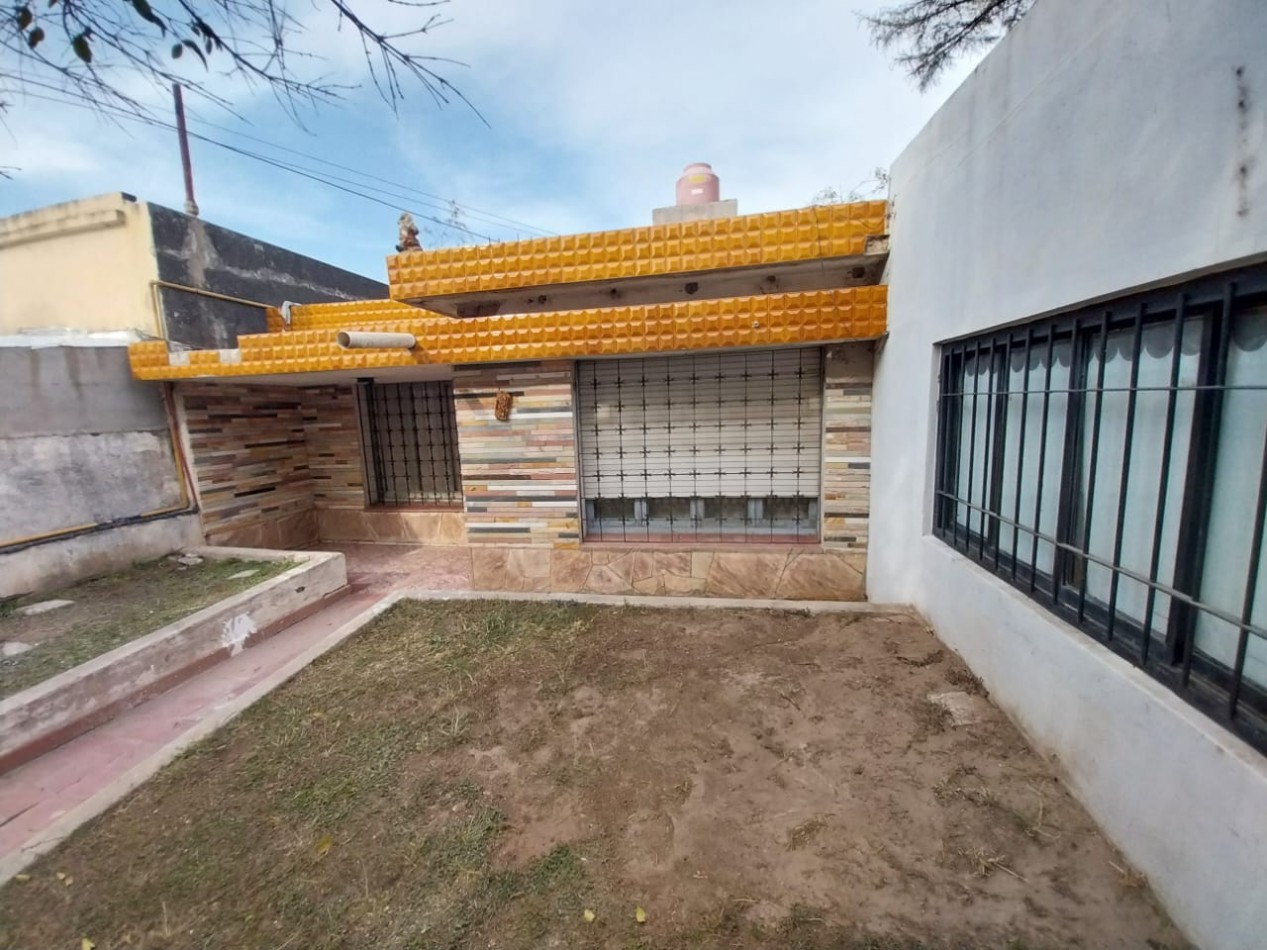 Casa en venta sobre Aviador Pettirossi Villa Adela zona comercial