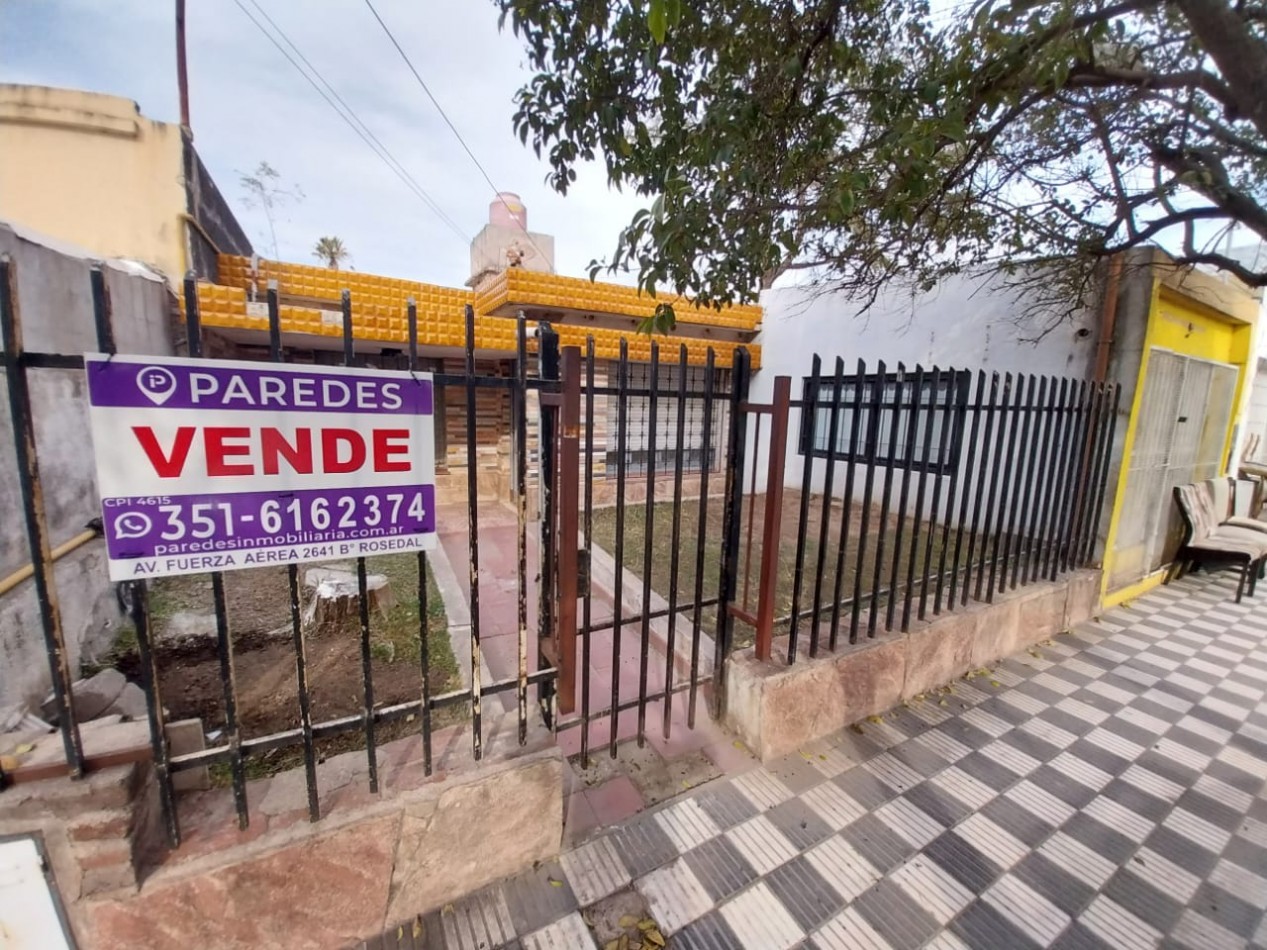 Casa en venta sobre Aviador Pettirossi Villa Adela zona comercial