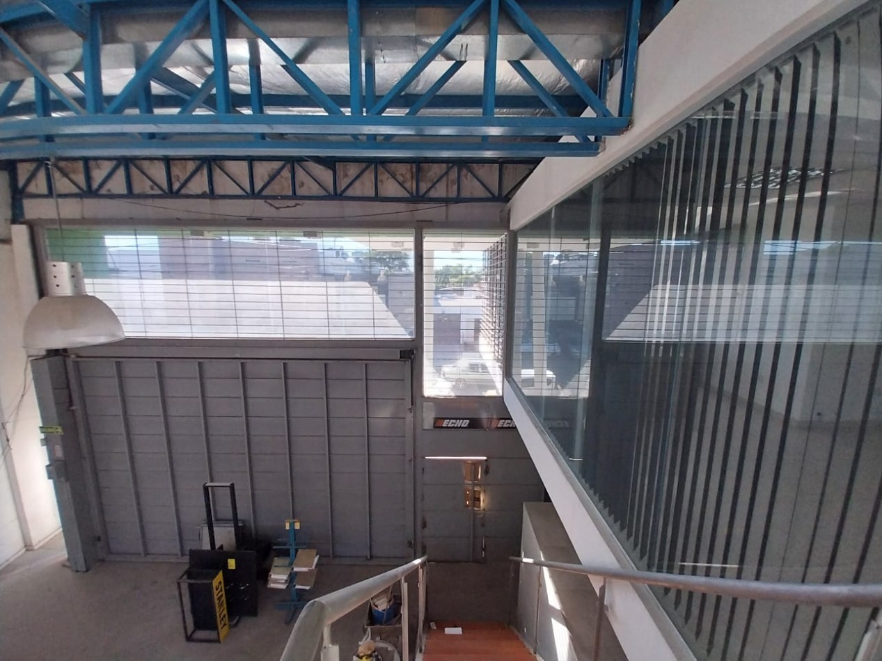 Alquiler Galpon Oficinas a metros Av. Fuerza Aerea